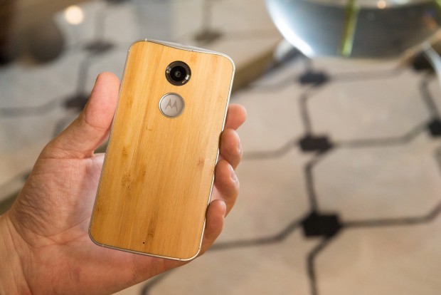 Bereits in der Standardversion ist das Moto X mit einer Bambusrückseite erhältlich. (Bild: Fabian Hamacher/Golem.de)